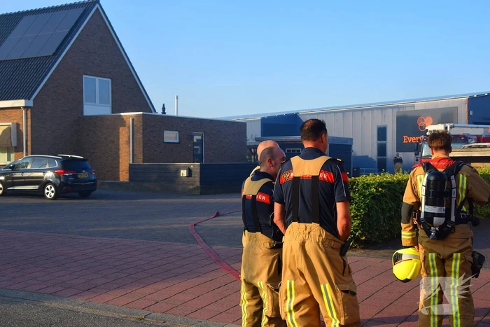 Brand in bedrijf veroorzaakt zwarte rookpluimen