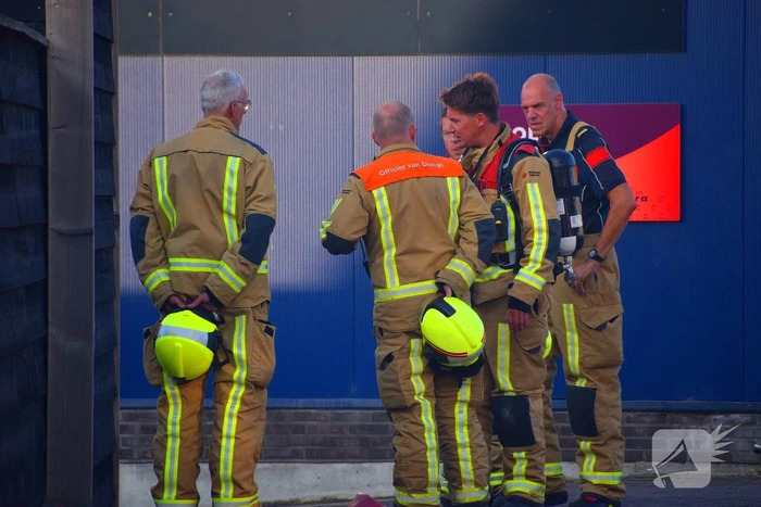 Brand in bedrijf veroorzaakt zwarte rookpluimen