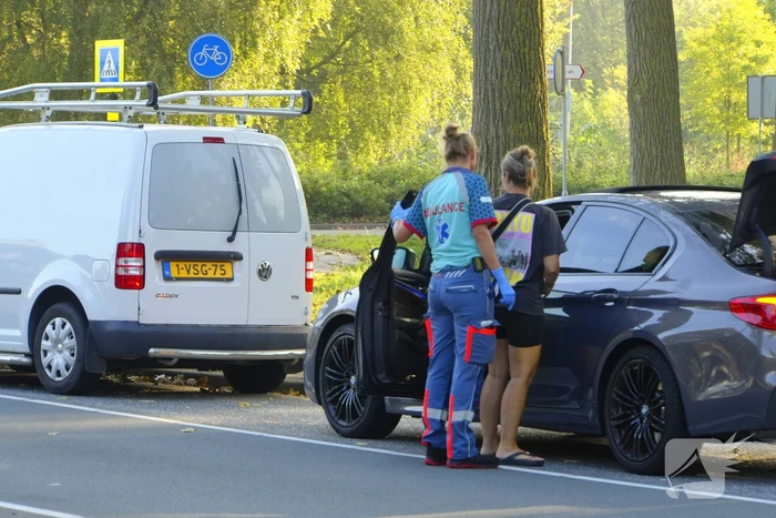 Bedrijfsbus en personenwagen in botsing