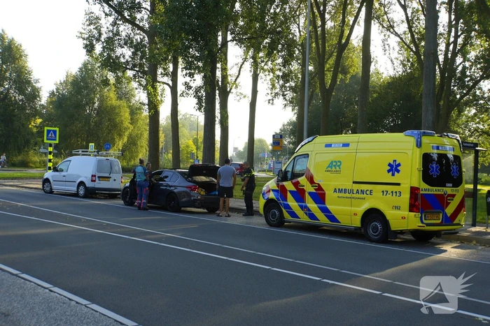 Bedrijfsbus en personenwagen in botsing