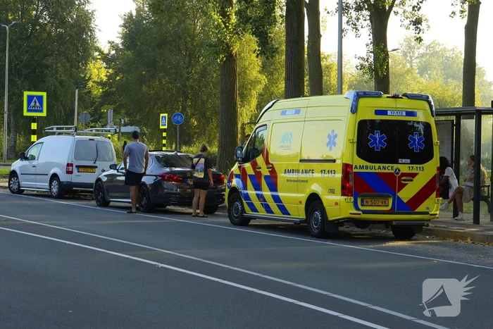 Bedrijfsbus en personenwagen in botsing