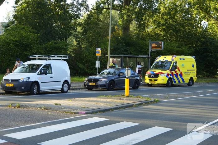 Bedrijfsbus en personenwagen in botsing