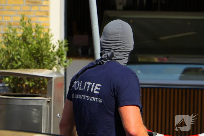 Arrestatieteam ingezet voor man op dak