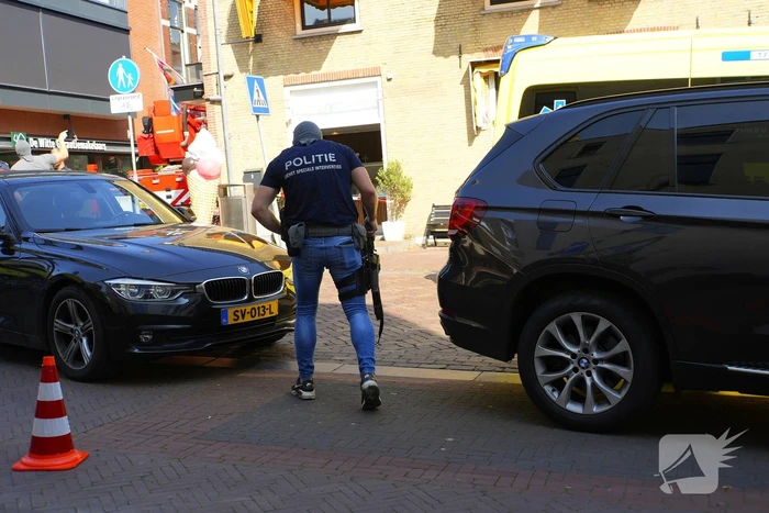Arrestatieteam ingezet voor man op dak