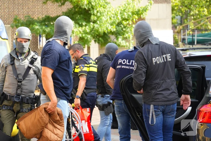 Arrestatieteam ingezet voor man op dak