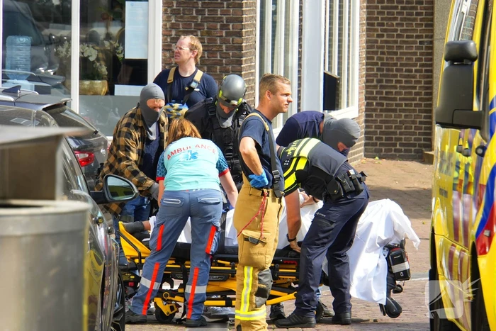 Arrestatieteam ingezet voor man op dak