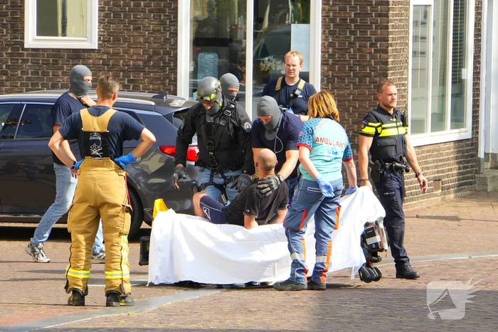 Arrestatieteam ingezet voor man op dak