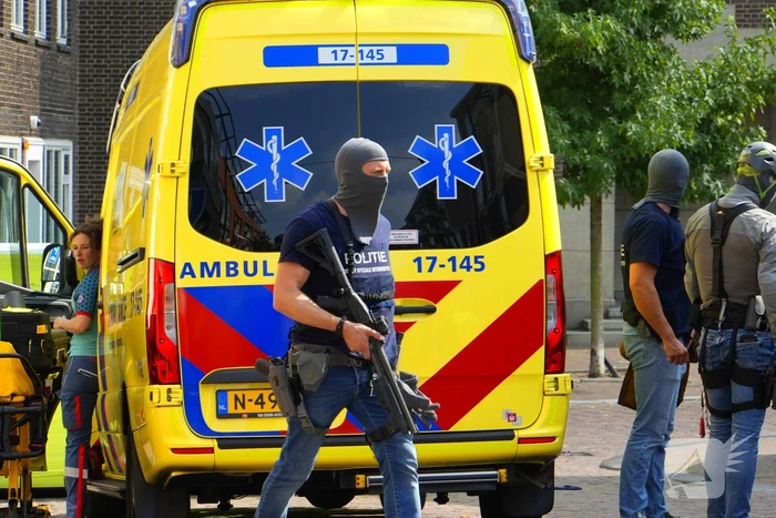 Arrestatieteam ingezet voor man op dak