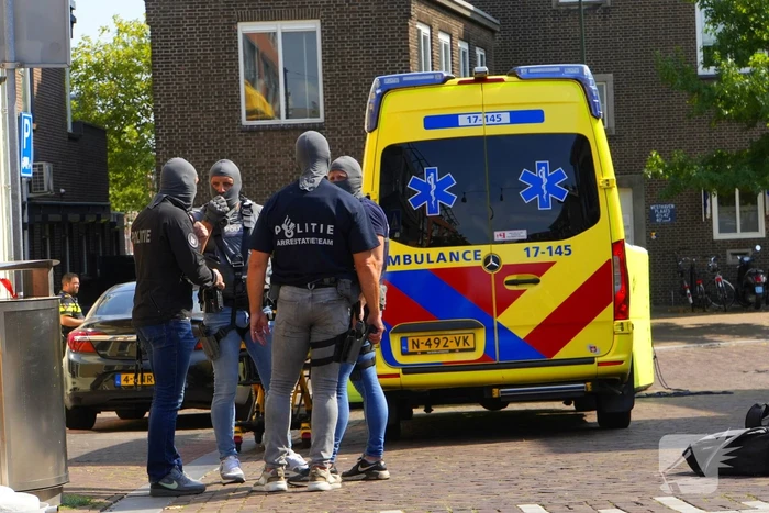 Arrestatieteam ingezet voor man op dak