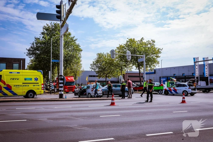 Personenwagen en brommobiel botsen op kruispun