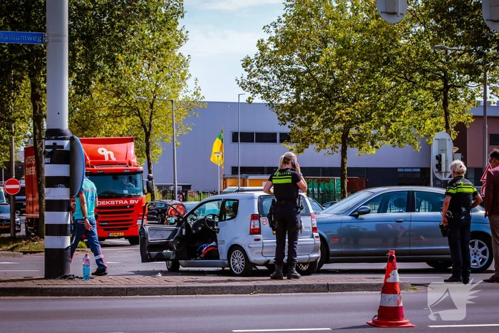 Personenwagen en brommobiel botsen op kruispun