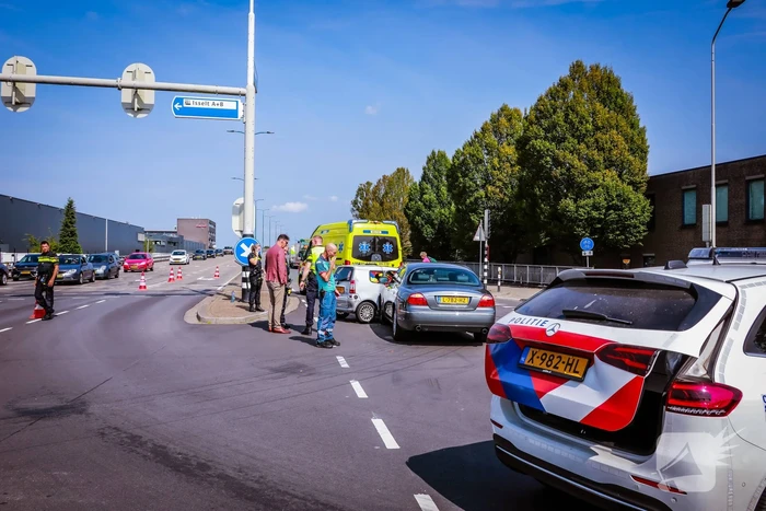 Personenwagen en brommobiel botsen op kruispun