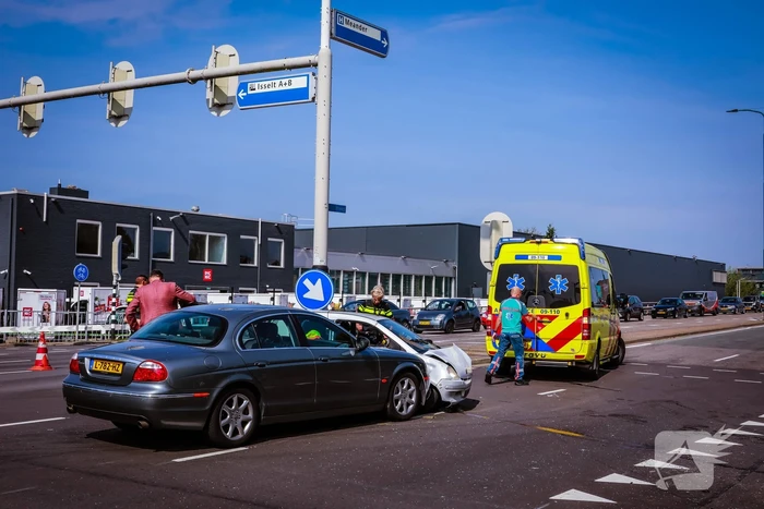 Personenwagen en brommobiel botsen op kruispun