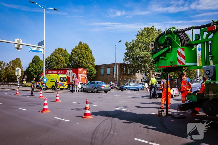 Personenwagen en brommobiel botsen op kruispun