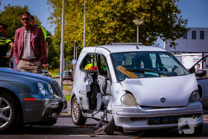 Personenwagen en brommobiel botsen op kruispun