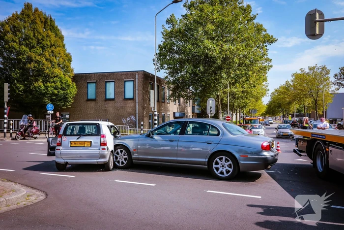 Personenwagen en brommobiel botsen op kruispun