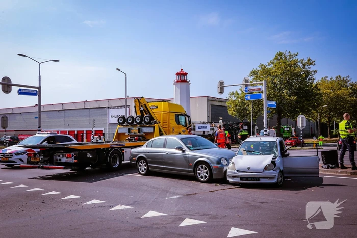 Personenwagen en brommobiel botsen op kruispun