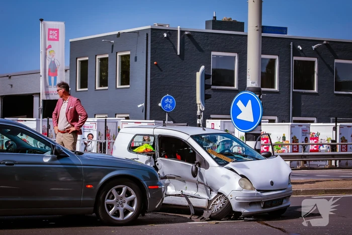 Personenwagen en brommobiel botsen op kruispun