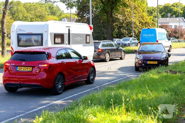 Automobilist verliest controle en belandt op zijkant