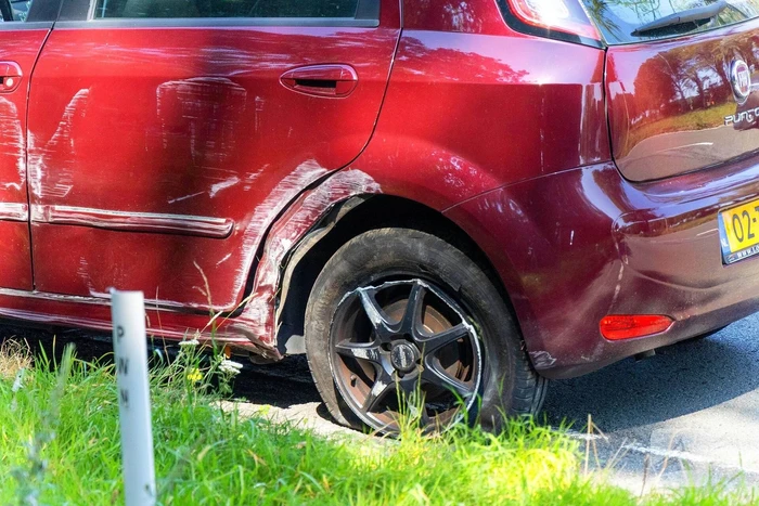 Automobilist verliest controle en belandt op zijkant