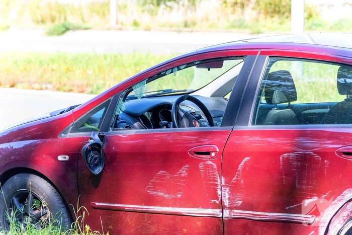 Automobilist verliest controle en belandt op zijkant
