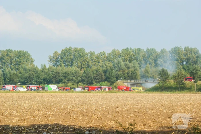 Frontale aanrijding tussen vrachtwagen en personenauto