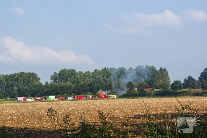 Frontale aanrijding tussen vrachtwagen en personenauto