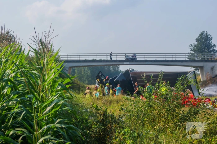Frontale aanrijding tussen vrachtwagen en personenauto