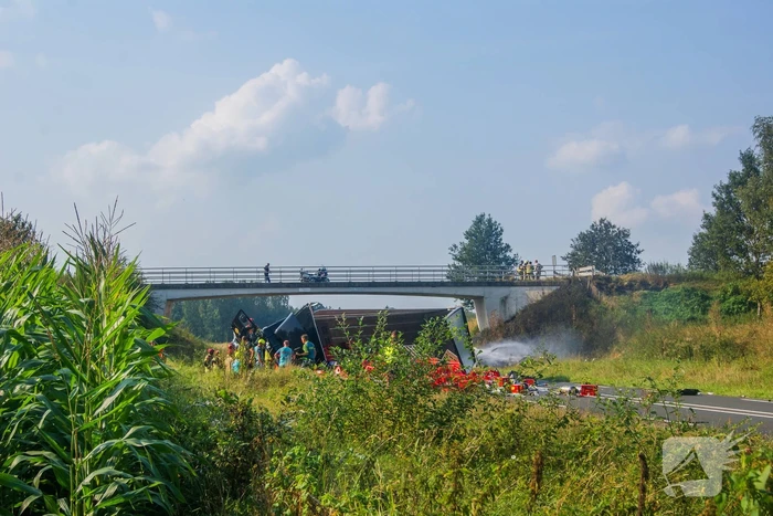 Frontale aanrijding tussen vrachtwagen en personenauto