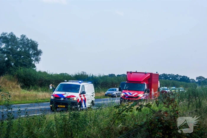 Frontale aanrijding tussen vrachtwagen en personenauto