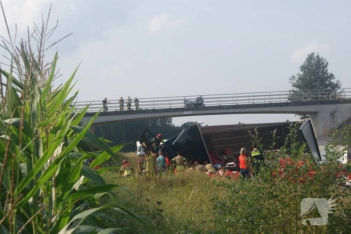 Frontale aanrijding tussen vrachtwagen en personenauto