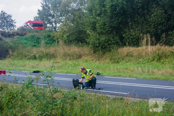 Frontale aanrijding tussen vrachtwagen en personenauto