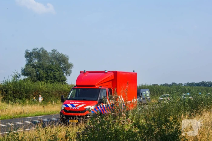 Frontale aanrijding tussen vrachtwagen en personenauto