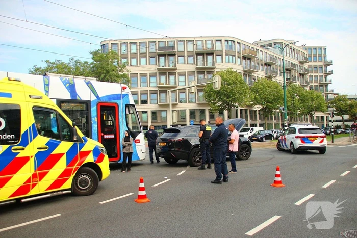 Schade na botsing tussen tram en auto