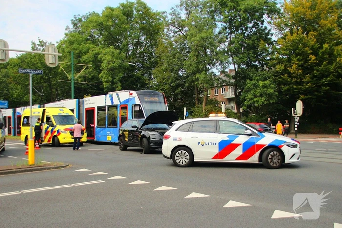 Schade na botsing tussen tram en auto