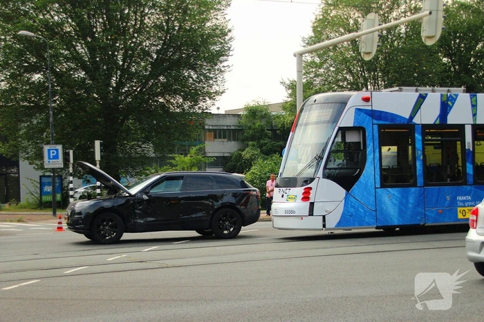 Schade na botsing tussen tram en auto