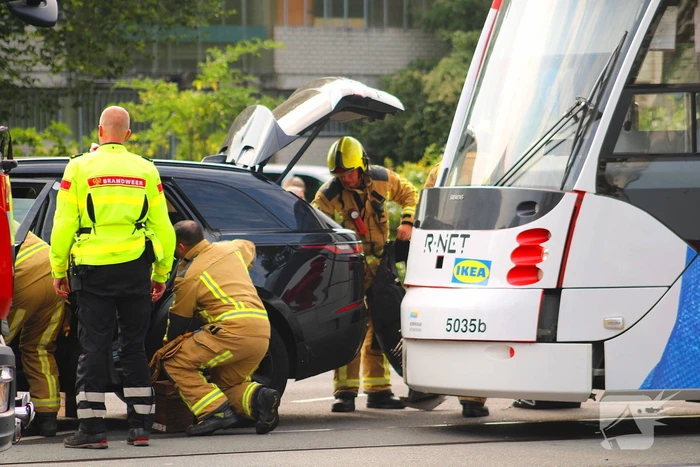 Schade na botsing tussen tram en auto