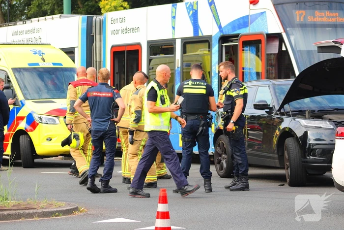 Schade na botsing tussen tram en auto