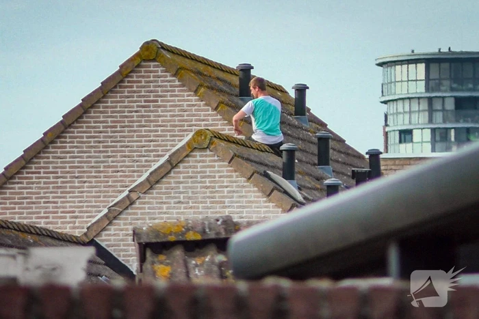 Deel woonwijk afgesloten nadat persoon op dak klimt