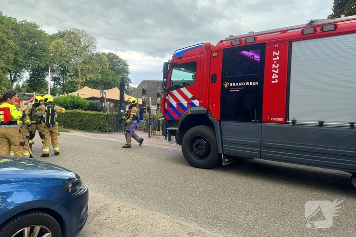 Brand in wasmand vol handdoeken bij restaurant