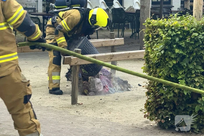 Brand in wasmand vol handdoeken bij restaurant