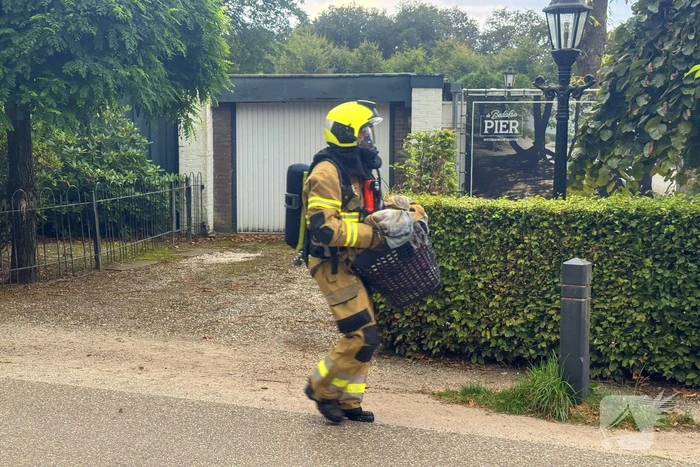 Brand in wasmand vol handdoeken bij restaurant