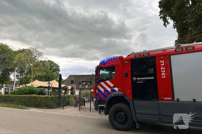 Brand in wasmand vol handdoeken bij restaurant