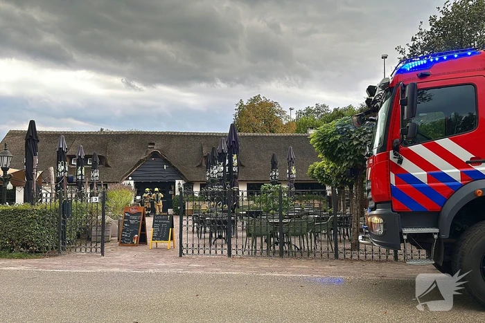 Brand in wasmand vol handdoeken bij restaurant