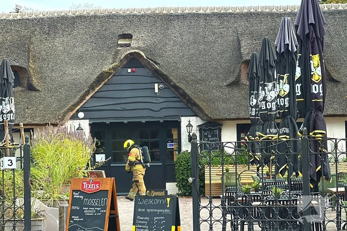 Brand in wasmand vol handdoeken bij restaurant
