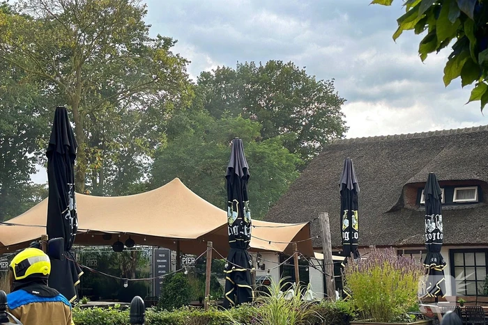 Brand in wasmand vol handdoeken bij restaurant