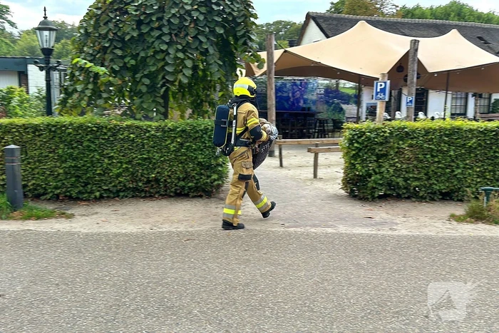 Brand in wasmand vol handdoeken bij restaurant