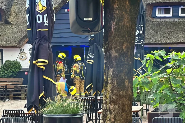 Brand in wasmand vol handdoeken bij restaurant