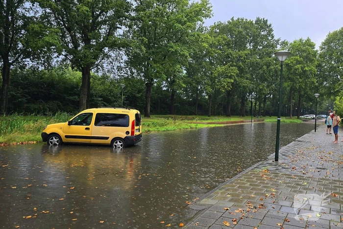 Meerdere auto's vast in ondergelopen tunnel