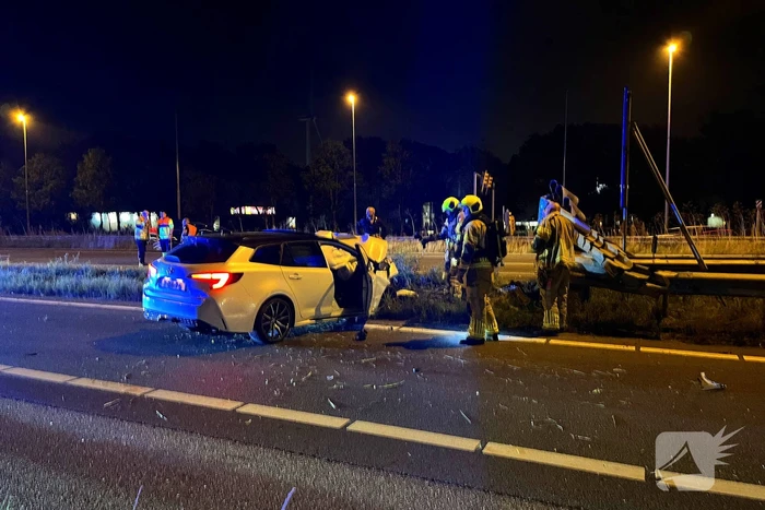 Auto klapt op rimpelbuisobstakelbeveiliger tijdens achtervolging
